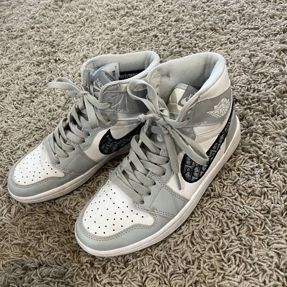 Nike Air Jordan High-Tops in Gray and White